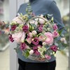 Эустомы и розовые ранункулюсы в маленькой корзине